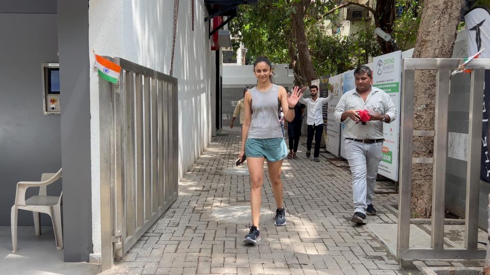 rakul-preet-singh-was-snapped-at-the-gym-in-bandra-staying-fit-and-fabulous-as-always